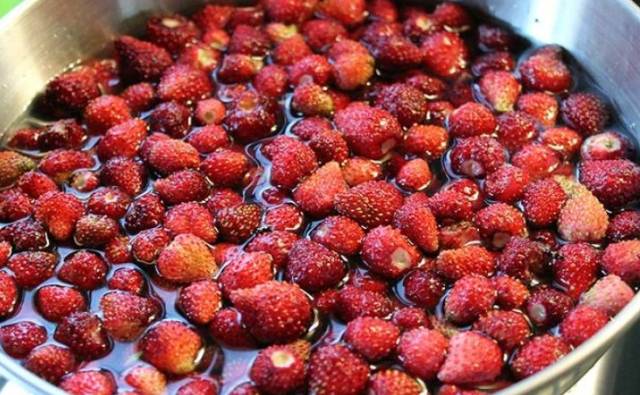 Варенье из клубники на зиму густое с целыми ягодами