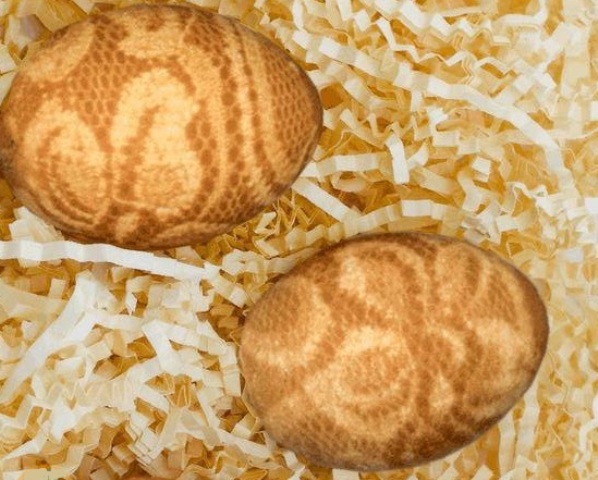 Окраска яиц на Пасху с кружевным рисунком
