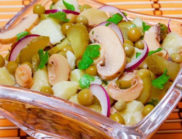  салат с картофелем, зеленым горошком и грибами 