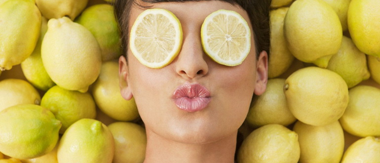 девушка с лимонами на глазах