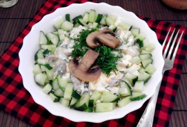 Салат с грибами и свежими огурцами