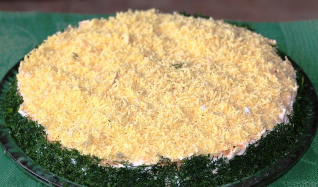 Салат из консервированной горбуши с рисом и яйцом 