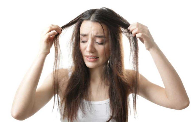 Как укрепить ломкие волосы простым домашним средством?