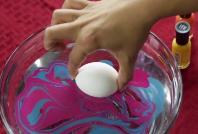 как красить яйца лаком