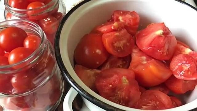 резаные помидоры в кастрюле